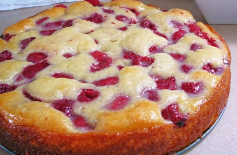 Простой пирог на кефире с ягодами